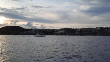 Demirlemiş yatların ve Bodrum 'un manzarası. Liman kenti, Türk Rivierası 'nda popüler bir turizm beldesi. Yat manzaralı.