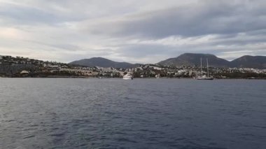 Demirlemiş yatların ve Bodrum 'un manzarası. Liman kenti, Türk Rivierası 'nda popüler bir turizm beldesi. Yat manzaralı.