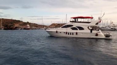 Bodrum, Türkiye - 10.17.2021: Bağlı yatların ve Bodrum 'un manzarası. Liman kenti, Türk Rivierası 'nda popüler bir turizm beldesi. Yat manzaralı.