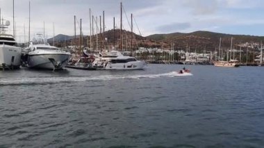 Bodrum, Türkiye - 10.17.2021: Bağlı yatların ve Bodrum 'un manzarası. Liman kenti, Türk Rivierası 'nda popüler bir turizm beldesi. Yat manzaralı.