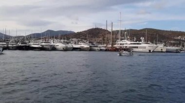 Bodrum, Türkiye - 10.17.2021: Bağlı yatların ve Bodrum 'un manzarası. Liman kenti, Türk Rivierası 'nda popüler bir turizm beldesi. Yat manzaralı.