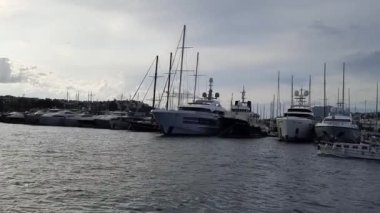 Bodrum, Türkiye - 10.17.2021: Bağlı yatların ve Bodrum 'un manzarası. Liman kenti, Türk Rivierası 'nda popüler bir turizm beldesi. Yat manzaralı.