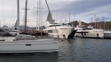 Bodrum, Türkiye - 10.17.2021: Bağlı yatların ve Bodrum 'un manzarası. Liman kenti, Türk Rivierası 'nda popüler bir turizm beldesi. Yat manzaralı.