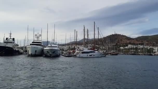 Bodrum Turkiet 2021 Scenisk Över Förtöjda Båtar Och Bodrum Hamnstaden — Stockvideo