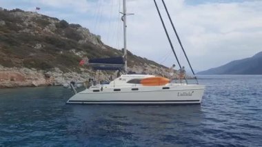 Ege Denizi, Türkiye - 10.12.2021: Körfezden ayrılan bir yatın manzarası. Yat manzaralı.