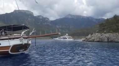 Ege Denizi, Türkiye - 10.12.2021: Körfezden ayrılan bir yatın manzarası. Yat manzaralı.