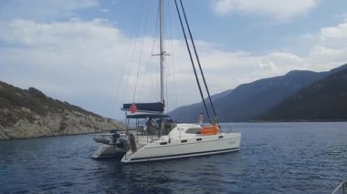 Ege Denizi, Türkiye - 10.12.2021: Körfezden ayrılan bir yatın manzarası. Yat manzaralı.