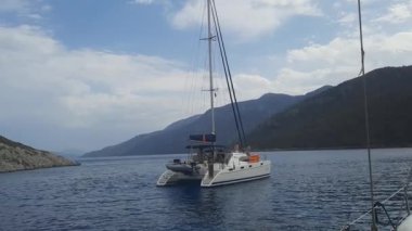 Ege Denizi, Türkiye - 10.12.2021: Körfezden ayrılan bir yatın manzarası. Yat manzaralı.