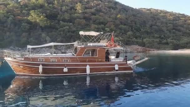 Egeiska Havet Turkiet 2021 Scenisk Utsikt Över Båt Lämnar Bukten — Stockvideo