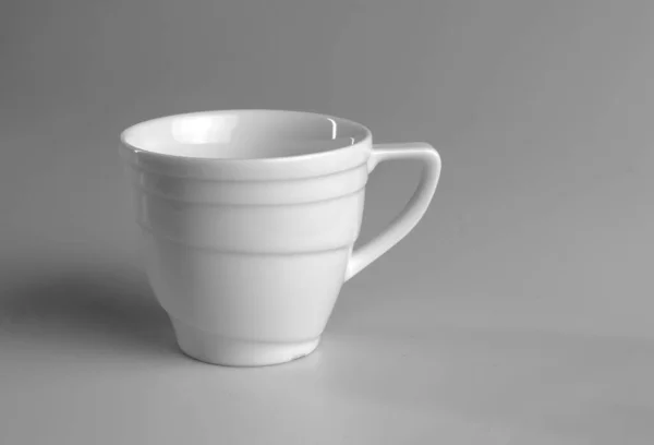 灰色の背景に白いマグカップ サイドビュー — ストック写真