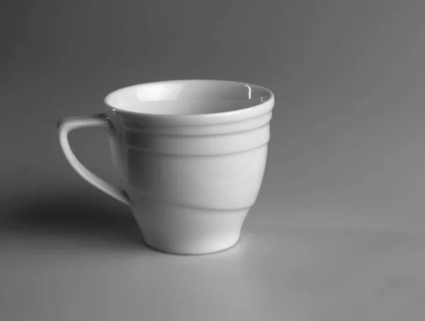 灰色の背景に白いマグカップ サイドビュー — ストック写真