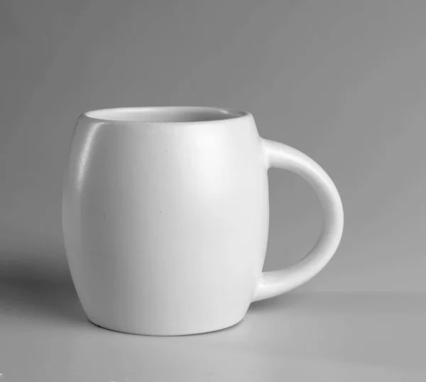 Weiße Tasse Auf Grauem Hintergrund Seitenansicht — Stockfoto