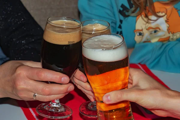 Eslováquia Bratislava 2023 Amigos Fecham Copos Cerveja Pub — Fotografia de Stock