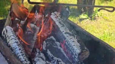 Yanan odunla ateşi kapat. Alevler ve kor.