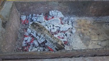 Bahçede yakacak odun ve kömür yanıyor. Arkaplan alevi yakın plan.