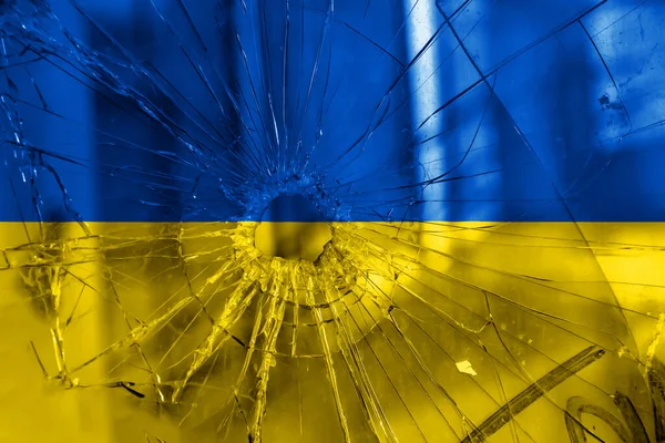 Пулевое Отверстие Трещины Стекле Желто Синем Фоне Флаг Украины Битой — стоковое фото