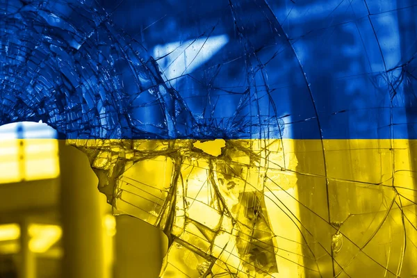 Пулевое Отверстие Трещины Стекле Желто Синем Фоне Флаг Украины Битой — стоковое фото
