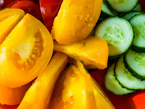 Detailní Záběr Plátků Žlutých Červených Rajčat Okurek Zelenina Připravená Salát — Stock fotografie