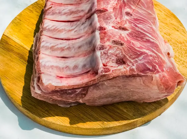 Bife Porco Cru Inteiro Fresco Com Costelas Uma Placa Cozinha — Fotografia de Stock