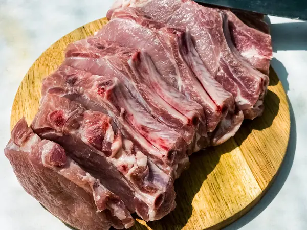Costeletas Porco Cruas Porções Frescas Bifes Uma Placa Cozinha Madeira — Fotografia de Stock