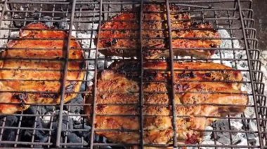 Izgarada et pişirme işlemi. Yakın çekim.