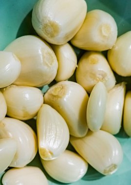 Arka plan olarak soyulmuş sarımsak karanfili. Sarımsak karanfilleri sebzeleri korumak için baharat olarak kullanılır..