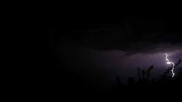 ストーム 家の屋根の上の嵐の夜の雷 — ストック写真