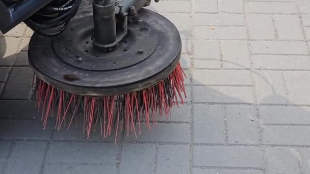 Besen Der Kehrmaschine Großaufnahme Konzept Reinigt Straßen Von Schutt — Stockvideo