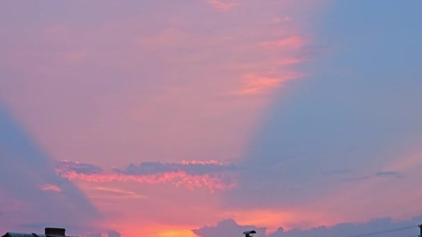 Ungewöhnlicher Sonnenuntergang Rosafarbener Konischer Optischer Effekt Durch Die Strahlen Der — Stockvideo