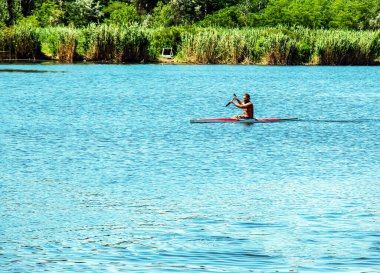 Dnipro, Ukrayna - 06.20.2023: Tek bir sporcunun kano üzerinde kürek çekme tekniği. Kürek sıçratma hareketi.