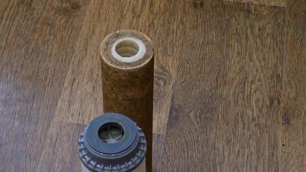 Drei Gebrauchte Wasserfilter Mit Spuren Von Schmutz Lehm Und Verunreinigungen — Stockvideo