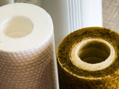 Kirli, kil, kirlilik ve temiz filtreli su filtreleri kullanılmış. Değiştirilmeye hazır. Çok aşamalı su filtresi kartuşları değiştiriliyor.