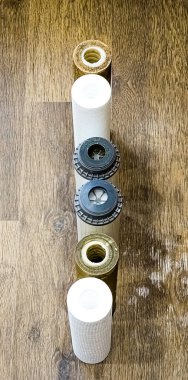 Kirli, kil, kirlilik ve temiz filtreli su filtreleri kullanılmış. Değiştirilmeye hazır. Çok aşamalı su filtresi kartuşları değiştiriliyor.