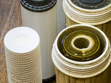 Kirli, kil, kirlilik ve temiz filtreli su filtreleri kullanılmış. Değiştirilmeye hazır. Çok aşamalı su filtresi kartuşları değiştiriliyor.