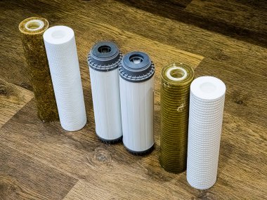 Kirli, kil, kirlilik ve temiz filtreli su filtreleri kullanılmış. Değiştirilmeye hazır. Çok aşamalı su filtresi kartuşları değiştiriliyor.