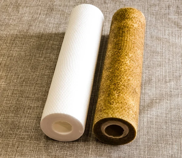 stock image Used water filters with traces of dirt, clay and impurities and clean filters, prepared for replacement. Replacing multi-stage water filter cartridges.