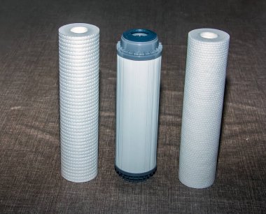 Temiz su filtreleri kurulum için hazır. Çok aşamalı su filtresinin kartuşlarını değiştirme işlemi.