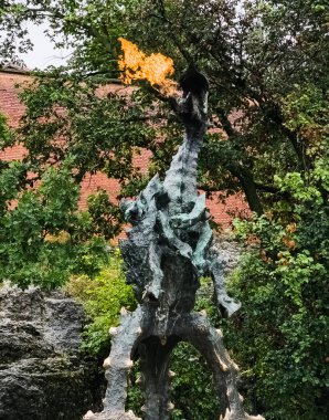 Krakow, Polonya - 08.06.2023 Wawel Tepesi Ejderhası Krakow, Polonya 'daki Wawel Kalesinin yanında.