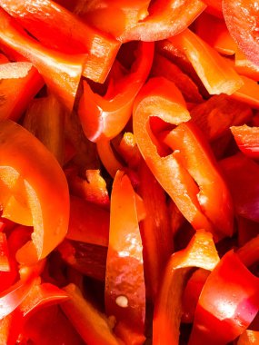 Kırmızı taze dolmalık biber, dilimlenmiş. Kırmızı biber arkaplanının üst görüntüsü. Sağlıklı gıda konsepti.