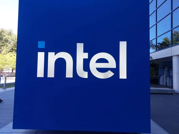 San Jose, California, ABD - 09.11.2023: Intel logosu Santa Clara, Kaliforniya 'daki Intel Corporation genel merkezinde Robert Noyce binasının önünde görünür..