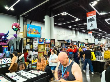 Portland, Oregon, ABD - 09.23.2023: Comic Con Convention. Ünlü film ve çizgi film karakterlerinin kostümlerini giyen insanlar. Filmlerden ve çizgi filmlerden ünlü nesneler.