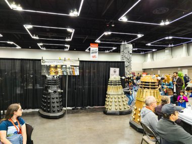 Portland, Oregon, ABD - 09.23.2023: Comic Con Convention. Ünlü film ve çizgi film karakterlerinin kostümlerini giyen insanlar. Filmlerden ve çizgi filmlerden ünlü nesneler.