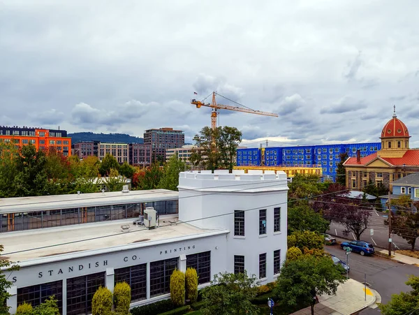 Portland, Oregon, ABD - 09.23.2023: Kentsel kalkınma arka planında bulutlu bir gökyüzüne karşı inşaat vinci.