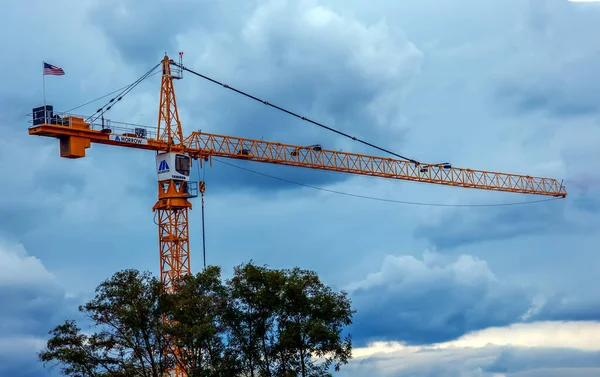 ポートランド オレゴン アメリカ 2023 都市開発の背景に曇った空に対する建設クレーン — ストック写真
