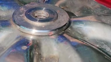 Ev yapımı üzüm şarabı yapma süreci. Bir şarap üreticisi hidrolik presten üzüm hamuru toplar..