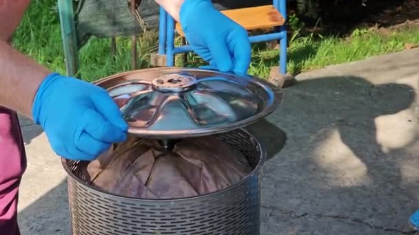 自制葡萄酒的制作过程 酿酒机在压榨后打开液压机以除去葡萄汁 — 图库视频影像