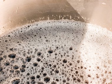 Ev yapımı üzüm şarabı yapma süreci. Mayalanmak için üzüm suyu elde etmek için hidrolik baskı uygulanacak. Taze sıkılmış üzüm suyunun yakın çekimi.