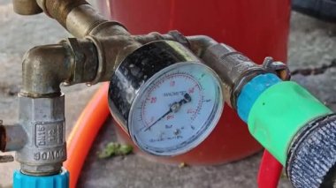 Ev yapımı üzüm şarabı yapma süreci. Üzüm suyunu sıktıktan sonra hidrolik baskı..