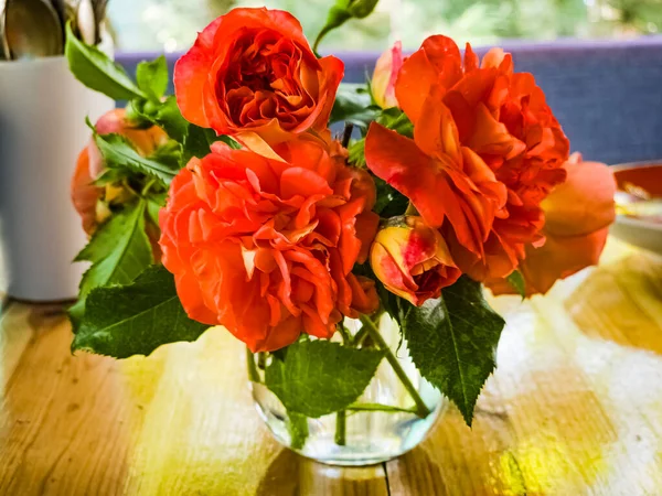Букет Червоних Троянд Склянці Столі Букет Троянд Сільському Стилі — стокове фото