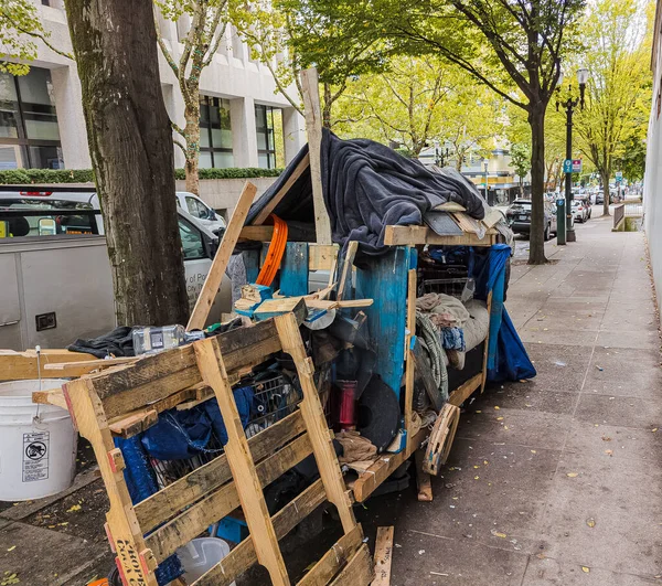 Portland, Oregon, ABD - 10.03.2023: Portland, Oregon sokaklarında eşyaları ve aletleri olan evsiz mobil ev